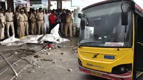 Vijayawada Bus Accident: గేర్‌ తప్పుగా మార్చడంతోనే ప్రమాదం.. విజయవాడ ఘటనలో ముగ్గురిపై చర్యలు